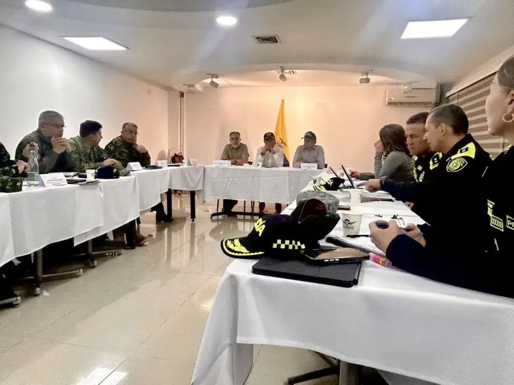 Seis muertos y 76 heridos en un ataque con explosivos junto a una base militar en Colombia. El presidente de Colombia, Gustavo Petro, encabeza una reunión del consejo de seguridad en Cali. Europa Press.