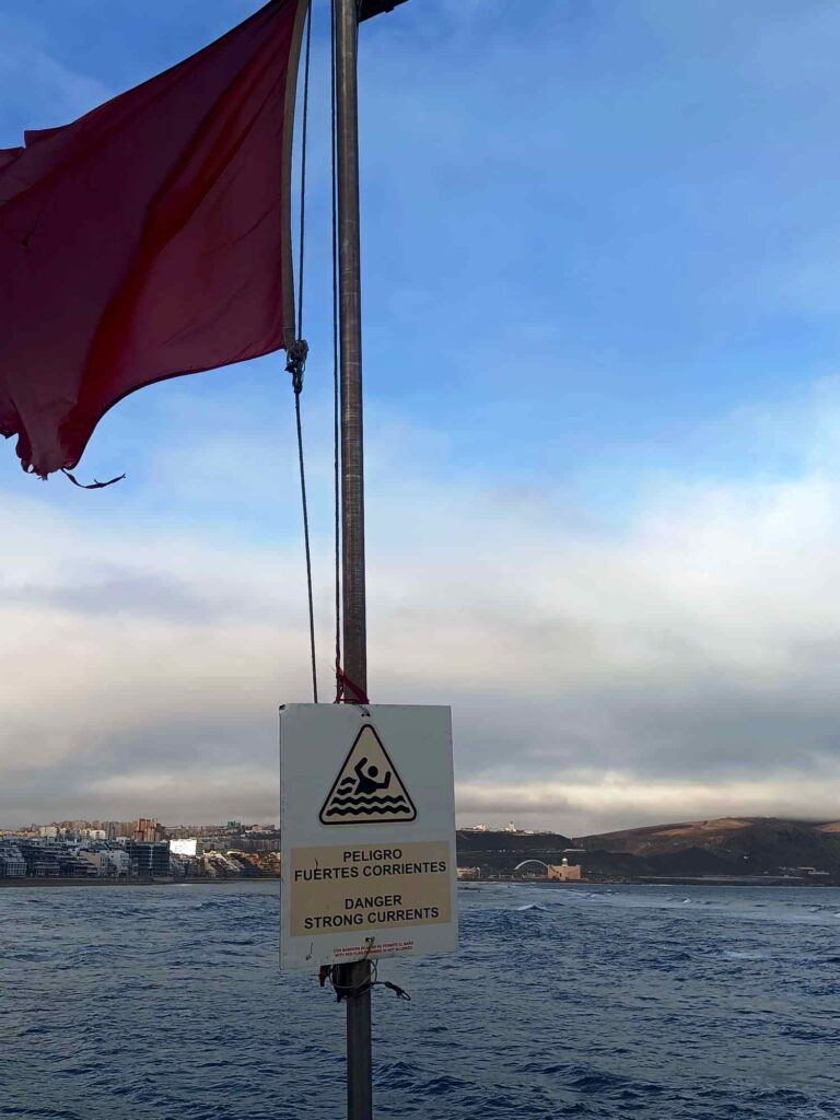 30 fallecidos por ahogamiento en Canarias hasta julio. Un bandera roja ondeando en una playa de la capital grancanaria/ Canarias, 1500 Km de Costa.