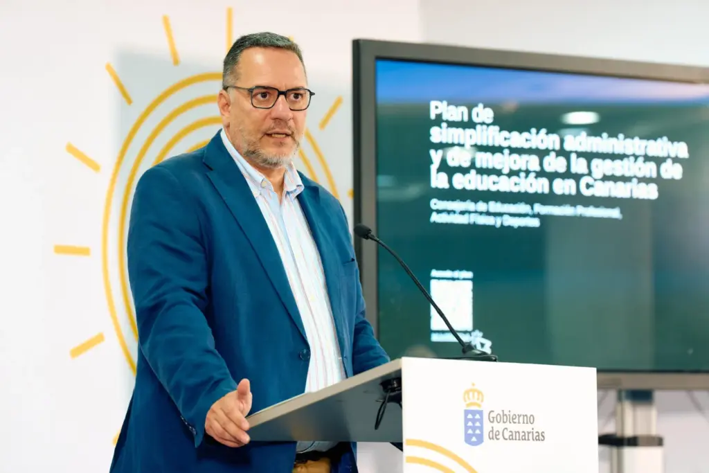 Educación refuerza su plantilla con 700 docentes adicionales para el curso 2025/2026. Imagen de archivo del consejero de Educación, Poli Suárez, durante la presentación del plan de simplificación administrativa y de mejora de la gestión de la educación en Canarias/ Consejería de Educación.