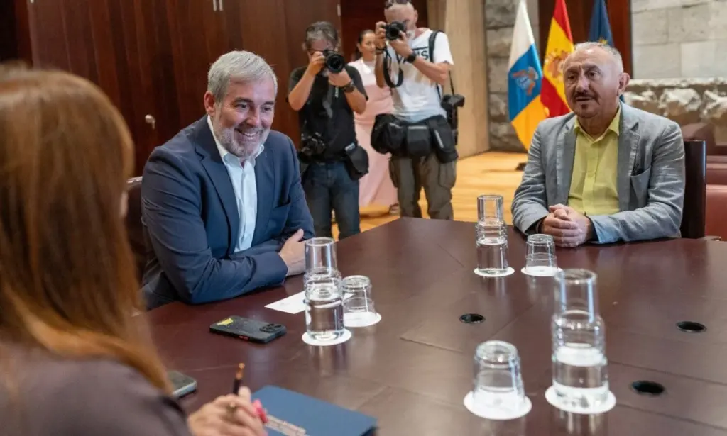 Reunión mantenida por el presidente del Gobierno de Canarias, Fernando Clavijo, y el líder de UGT, Pepe Álvarez. Imagen @FClavijoBatlle