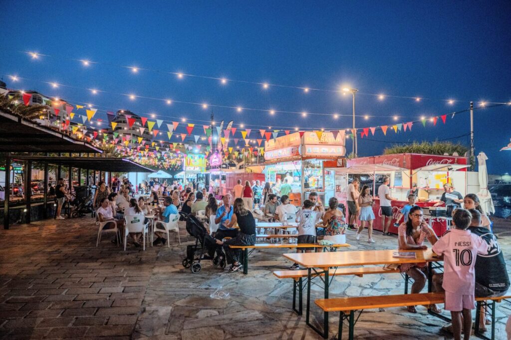 Zona de restauración en la Plaza de los Pescadores/ Ayuntamiento de Candelaria.