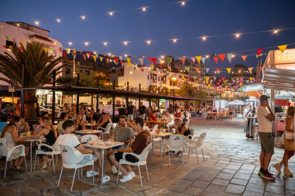 Candelaria habilita la Plaza de los Pescadores para las Fiestas en Honor a la Patrona de Canarias. Zona de restauración en la Plaza de los Pescadores/ Ayuntamiento de Candelaria.