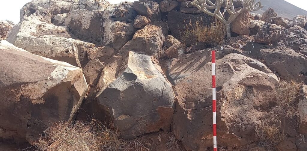 El Cabildo de Lanzarote condena atentado de grabado rupestre en el yacimiento de Zonzamas