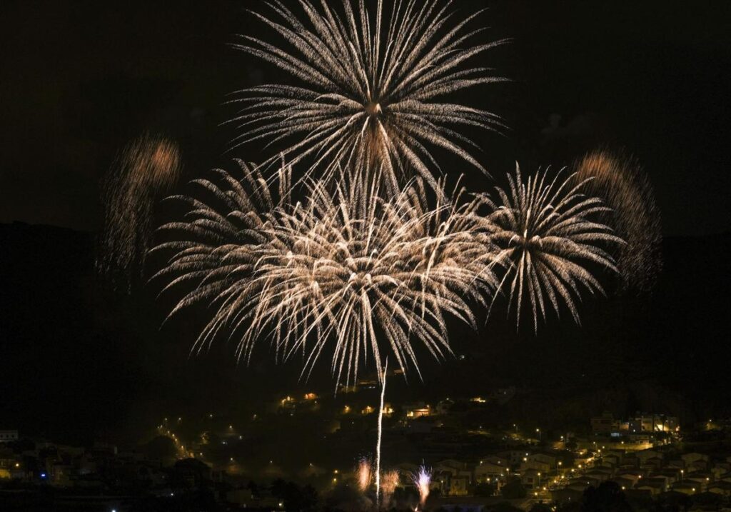 Durante la madrugada llega la Gran Quema de Fuegos Artificiales y el Volcán de Voladores en honor al Santo Patrón