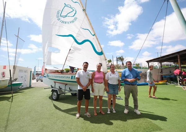El barco mide cinco metros de eslora y ha sido construido artesanalmente por el carpintero Santiago González