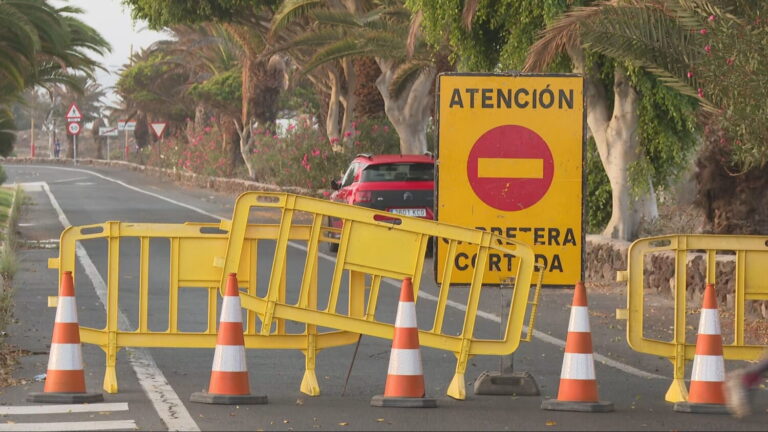 La TF-66, en Las Galletas, Tenerife, recupera la normalidad después de la subida de la marea