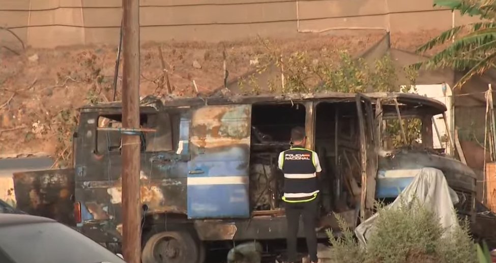 Furgoneta calcinada en la que encontraron el cadáver del hombre en Ojos de Garza