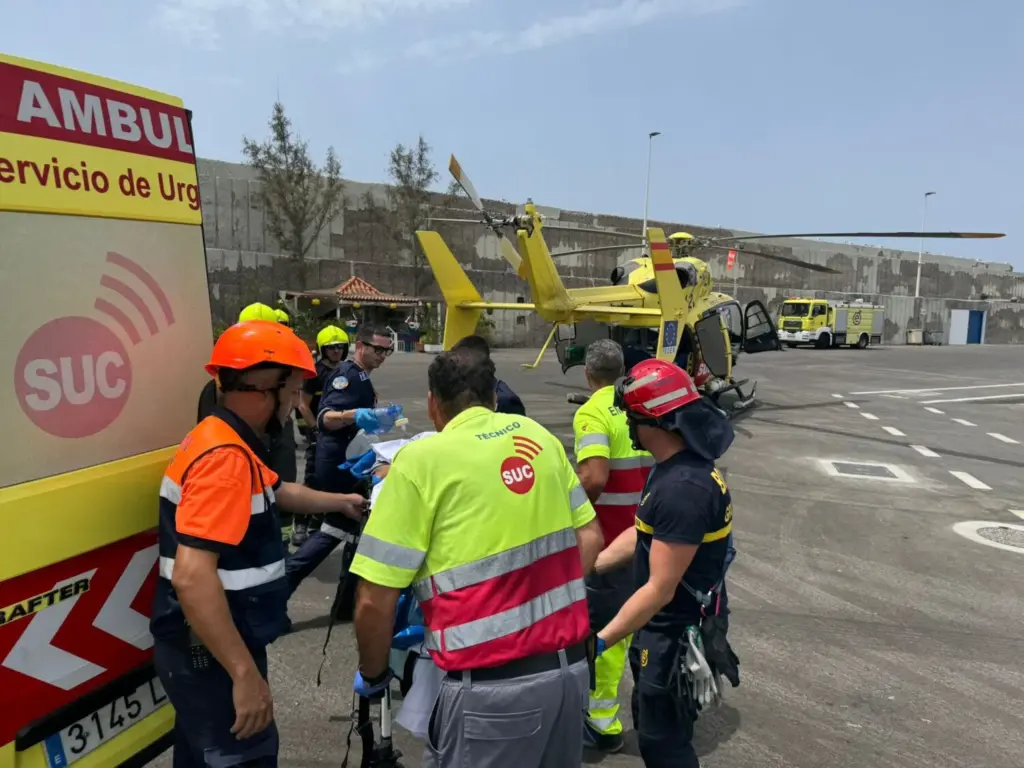 Traslado del afectado por presentar politraumatismo graves/ Imagen: 112 Canarias.
