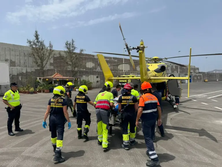 En estado crítico tras caer a la vía pública en Mogán