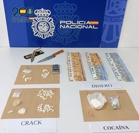 Imagen de los efectos incautados por la Policía Nacional tras la desarticulación del punto de venta de droga