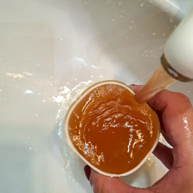 Los vecinos de Guarchago denuncian el mal estado del agua