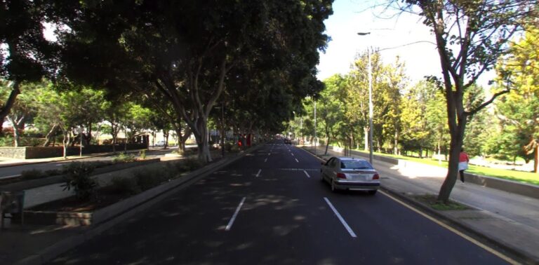Dos motoristas en estado crítico tras colisionar contra un vehículo en Santa Cruz de Tenerife