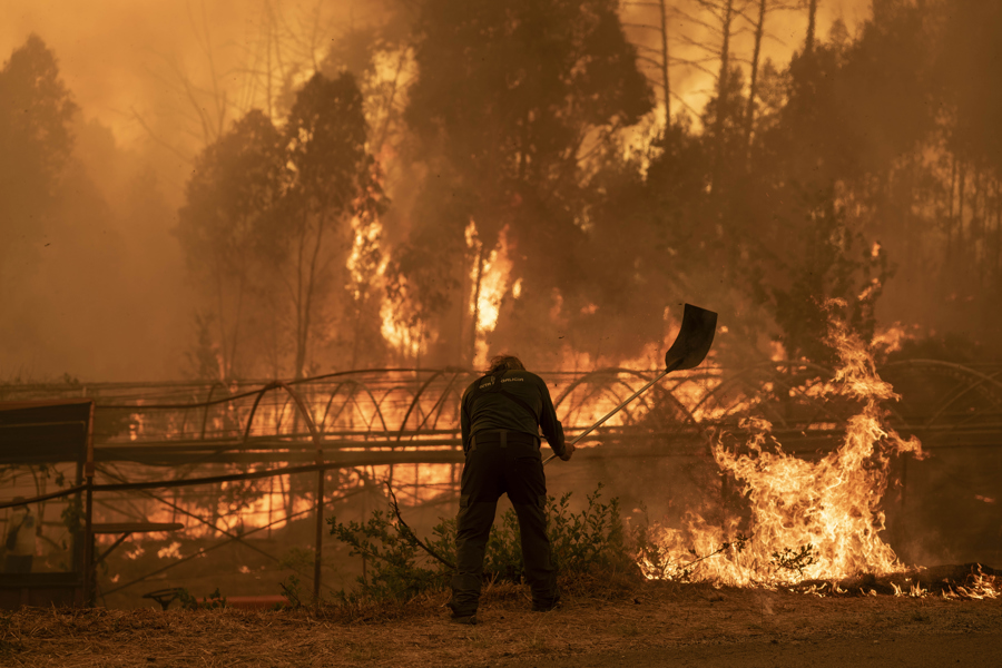 Un guarda forestal trabaja en labores de extinción del incendio forestal de Carballeda de Avia (Ourense) EFE/ Brais Lorenzo