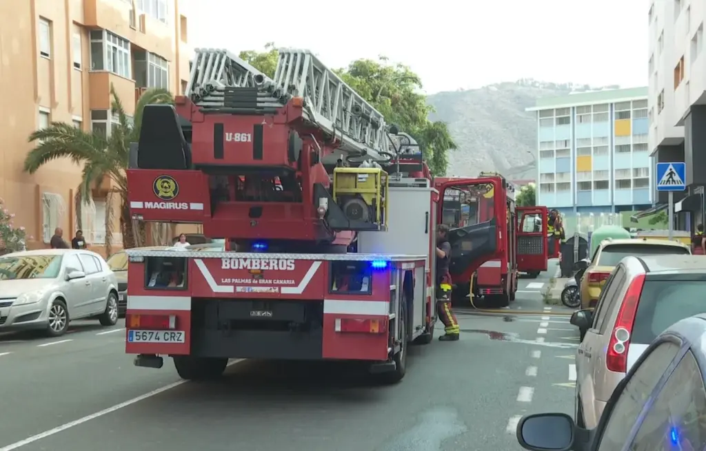Se incendia una vivienda del barrio de San Cristóbal. Imagen de los bomberos durante su actuación en el incendio. RTVC.
