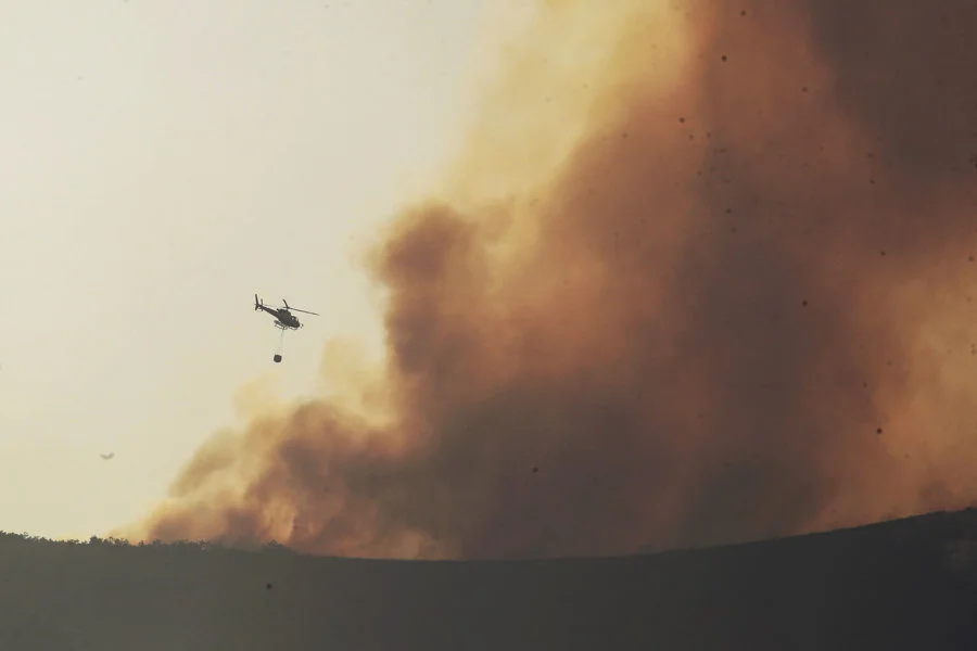 En la imagen, incendio forestal en Igüeña y Colinas del Campo. EFE/Ana F. Barredo