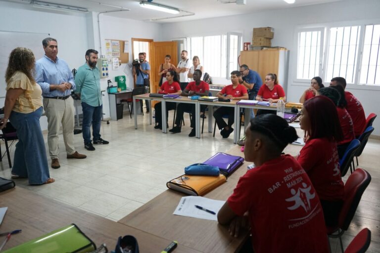 Jóvenes extutelados reciben orientación laboral a través del proyecto Main T’Acompaña