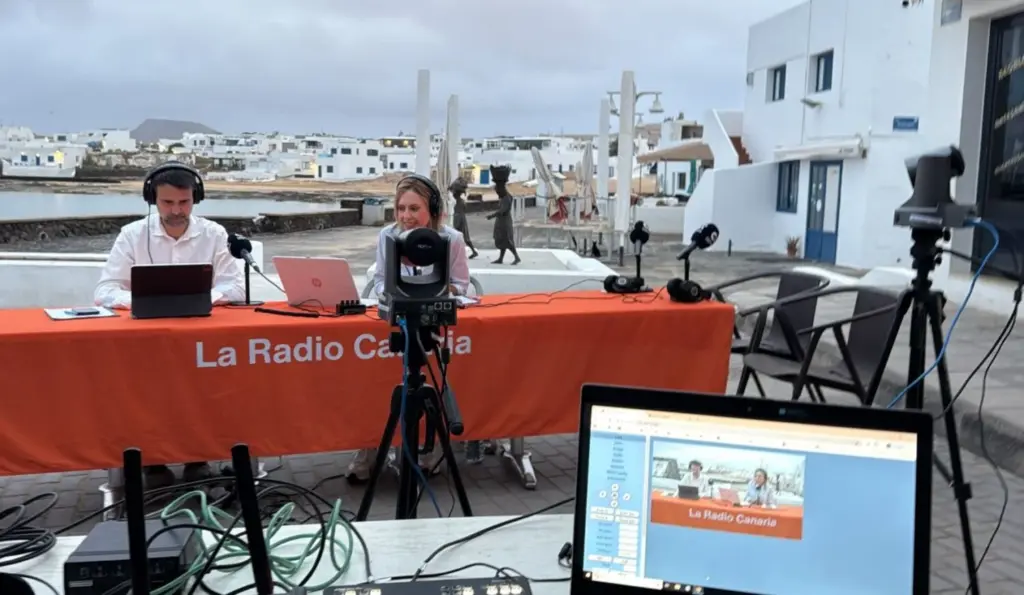 Mayer Trujillo, director de La Radio Canaria, y Estíbaliz Pérez, presentadora de 'De la noche al día' en un exterior en La Graciosa