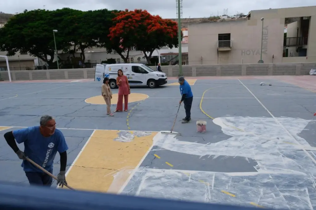 La alcaldesa, Carolina Darias, junto a la concejala de Deportes, Carla Campoamor, en los trabajos de remodelación de la cancha de Hoya Andrea