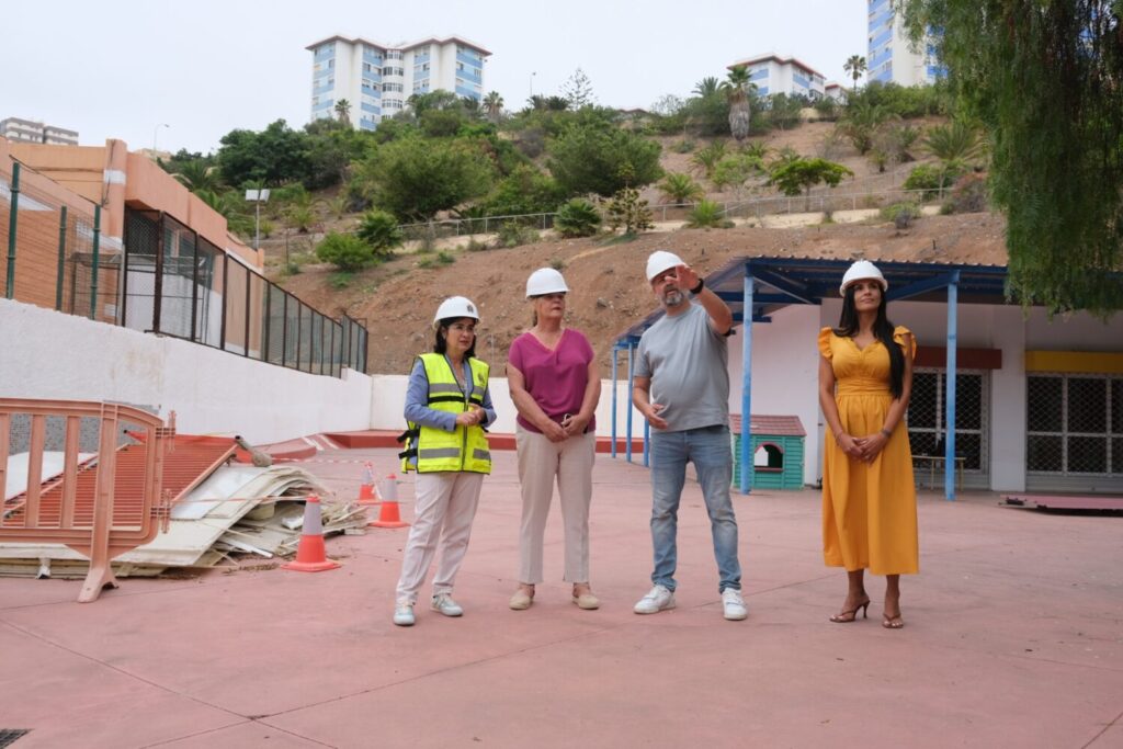 La alcaldesa de Las Palmas de Gran Canaria, Carolina Darias, junto a la concejala de Educación, Nina Santana, en la visita a la escuela Bambi