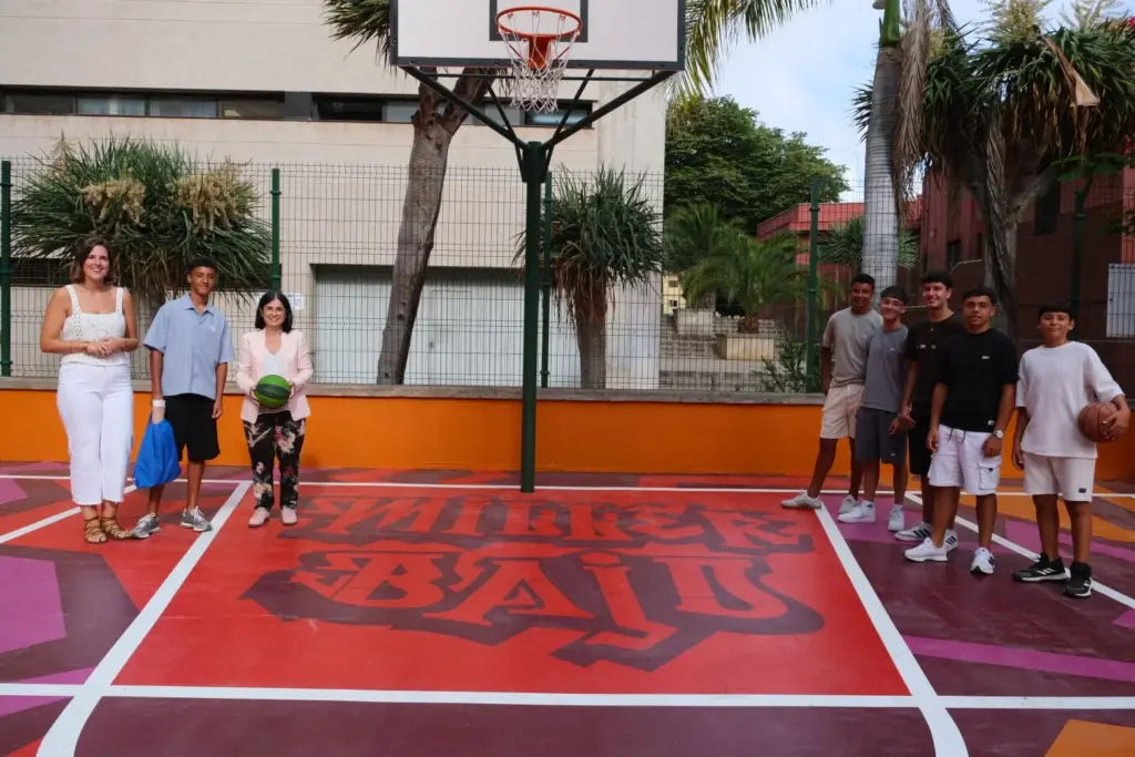 La concejala de Deportes, Carla Campoamor, y la alcaldesa, Carolina Darias, junto a Samuel Ruiz y sus amigos y familiares en la cancha de Miller Bajo