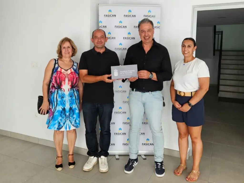 Imagen de la entrega de los locales por parte del Gobierno de Canarias