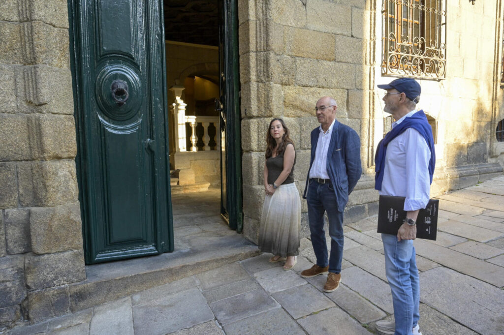 La casa la alcaldesa, Inés Rey (i), el portavoz del BNG, Francisco Jorquera (c) y un miembro del Instituto CORNIDE, Alfredo Vigo Trasancos (d), a las puertas dela Casa Cornide que los Franco han abierto este lunes por primera vez al público. La Casa Cornide es un palacete situado en el centro de A Coruña y del siglo XVIII, ejemplo de la arquitectura residencial de la Ilustración en Galicia, que en 1962 pasó a ser propiedad de Carmen Polo y, por su matrimonio en gananciales, también de Francisco Franco, tras haber sido patrimonio del Ministerio de Educación y luego del Ayuntamiento de A Coruña.