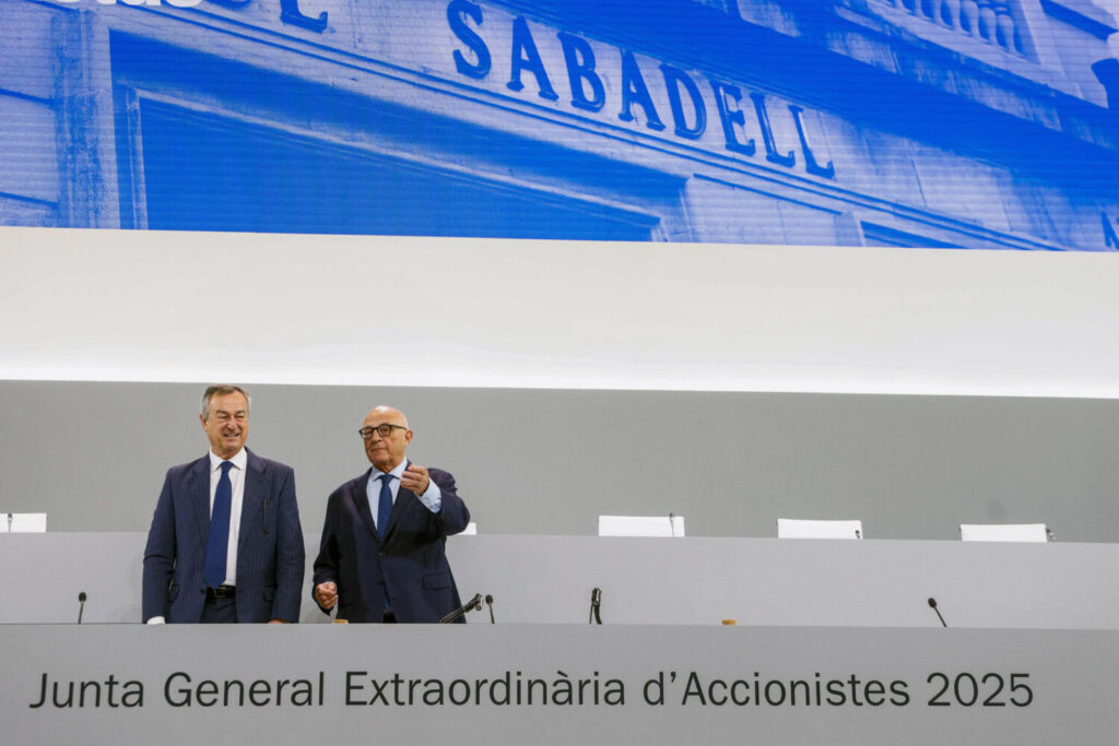 El presidente del Banco Sabadell, Josep Oliu (d), junto al consejero delegado, César González-Bueno (i), durante la Junta General Extraordinaria de Accionistas de la entidad, para decidir sobre la venta de la filial britanica TSB al Santander, este miércoles. EFE/ Quique García