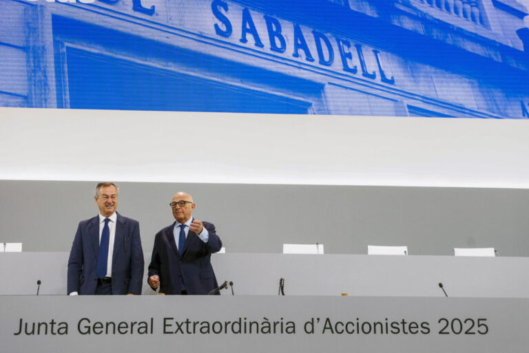 Los accionistas del Banco Sabadell aprueban la venta de TSB al Santander