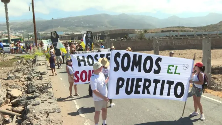 Más de un centenar de personas se concentran en el Puertito de Adeje contra el proyecto turístico Cuna del Alma