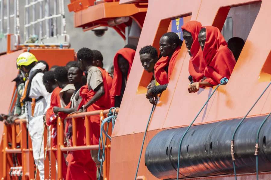 Migrantes rescatados por Salvamento Marítimo a su llegada a Arguineguín. Imagen EFE