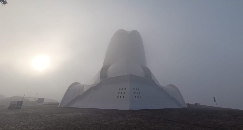 Niebla matinal en el entorno del Auditorio de Tenerife, en Santa Cruz de Tenerife. Imagen Yurena Goya / RTVC