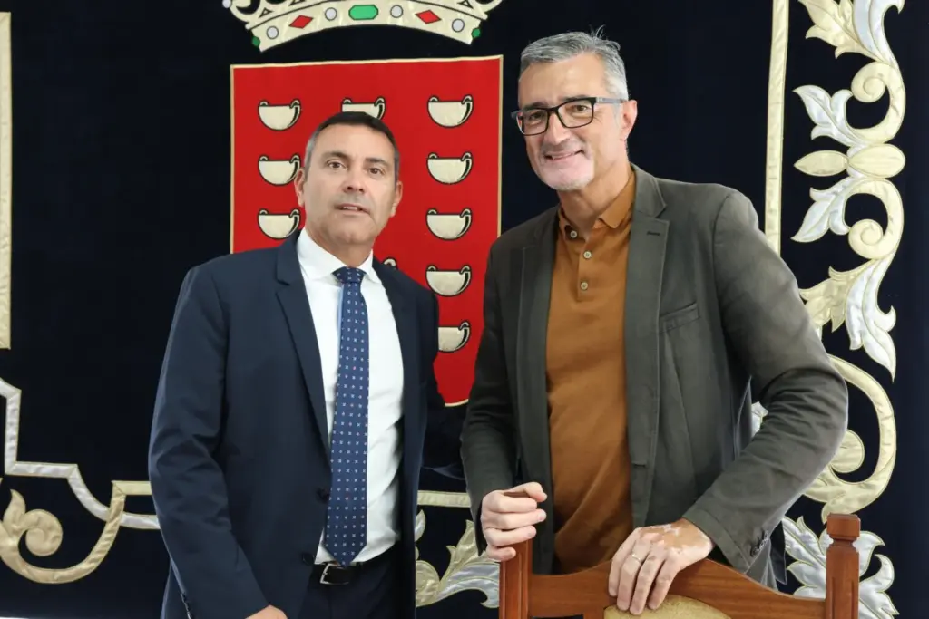 El Cabildo de Lanzarote aprueba la constitución del Consejo Insular del Tercer Sector de Acción Social. En la imagen, el presidente del Cabildo de Lanzarote, Oswaldo Betancort (i), y su consejero de Bienestar Social, Marci Acuñae.
