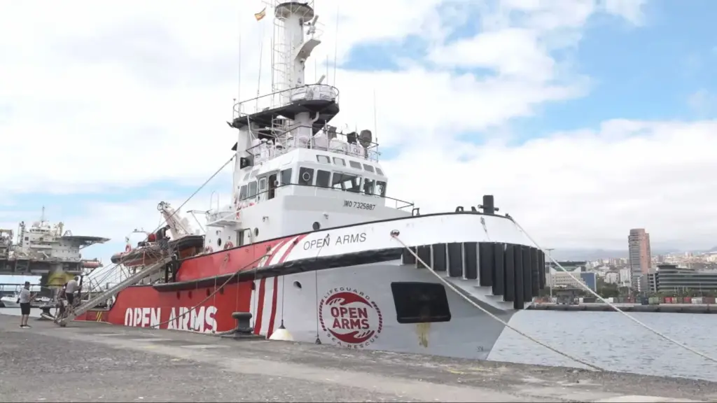El barco Open Arms en el puerto de Santa Cruz de Tenerife. Imagen RTVC