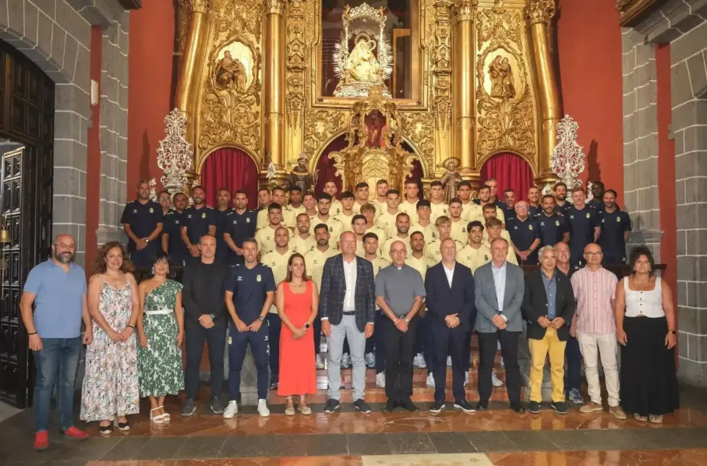 La UD Las Palmas realiza su ofrenda floral a la Virgen del Pino. 