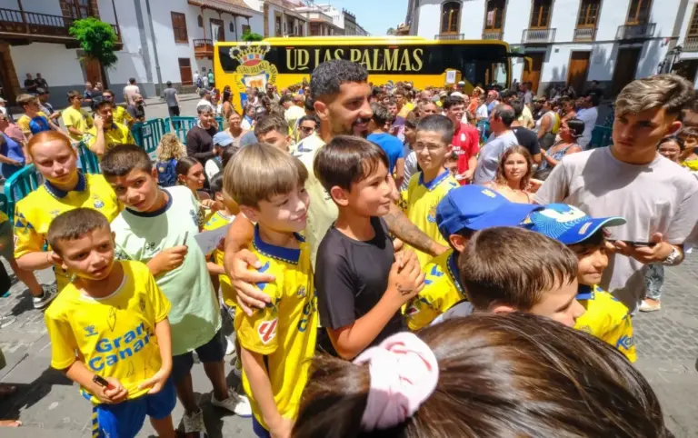 La UD Las Palmas realiza su ofrenda floral a la Virgen del Pino