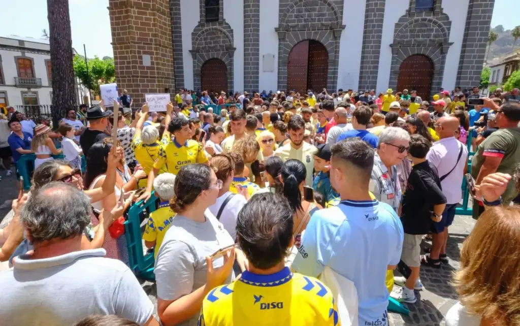 La UD Las Palmas realiza su ofrenda floral a la Virgen del Pino. Ofrenda de la UD Las Palmas a la Virgen del Pino/ Imagen: UD Las Palmas.
