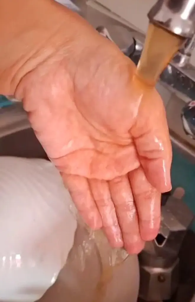 Agua amarillenta en un grifo del barrio de Guarchago/ PSOE San Miguel de Abona.