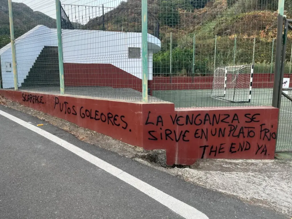 Pintada que denuncian que es autoría de un vecino conflictivo del barrio de Valsendero, en Valleseco, Gran Canaria