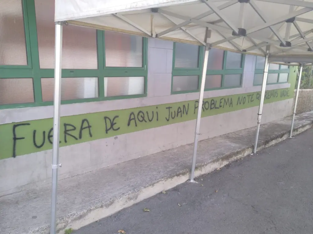Pintada que denuncian que es autoría de un vecino conflictivo del barrio de Valsendero, en Valleseco, Gran Canaria