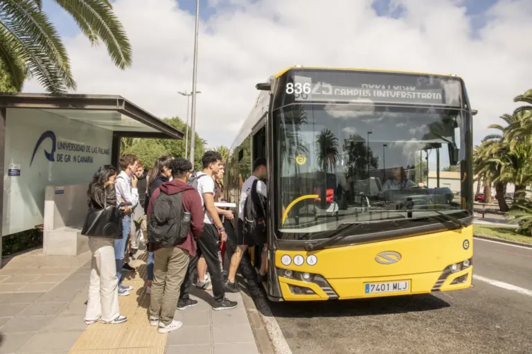 Cada vez más canarios se suben a la guagua