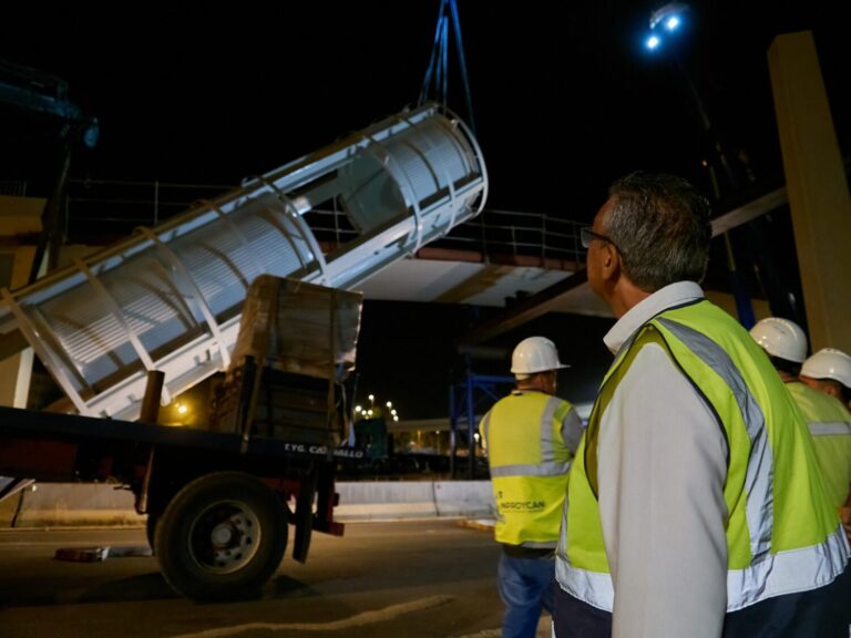 Tenerife instala la estructura que albergará el ascensor de la Pasarela de Padre Anchieta