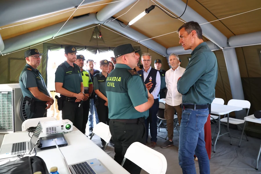 El presidente del Gobierno, Pedro Sánchez, durante su visita al Puesto de Mando Avanzado (PMA) del incendio de Jarilla, ubicado en la población cacereña de La Granja, este martes. EFE/ Fernando Calvo / Moncloa 