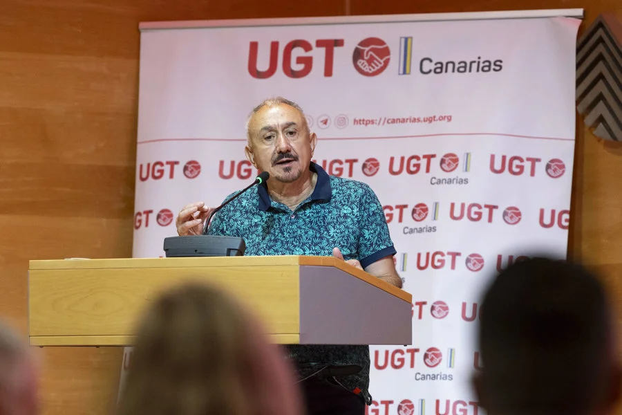 El secretario general de UGT, Pepe Álvarez, asistió a la asamblea del sector de la hostelería y el comercio de la provincia de Santa Cruz de Tenerife, este martes. EFE/Miguel Barreto
