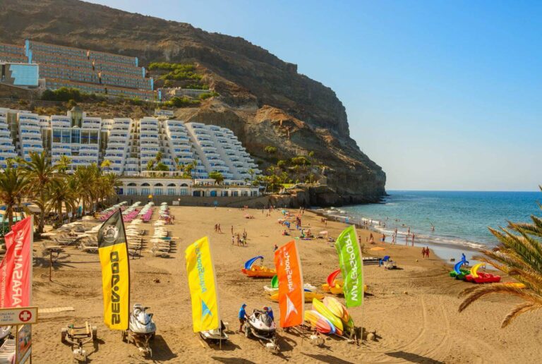Dos heridos en una colisión de motos acuáticas en la playa de Taurito