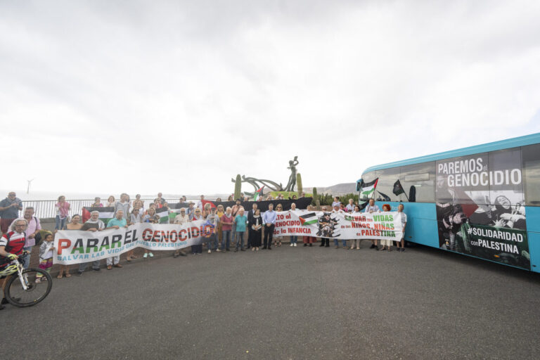 Una guagua de Global en Gran Canaria denuncia el genocidio en Palestina