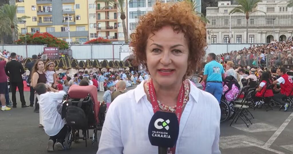Magaly Cáceres, periodista de RTVC, durante la retransmisión de la "Danza de los Enanos" en La Palma.