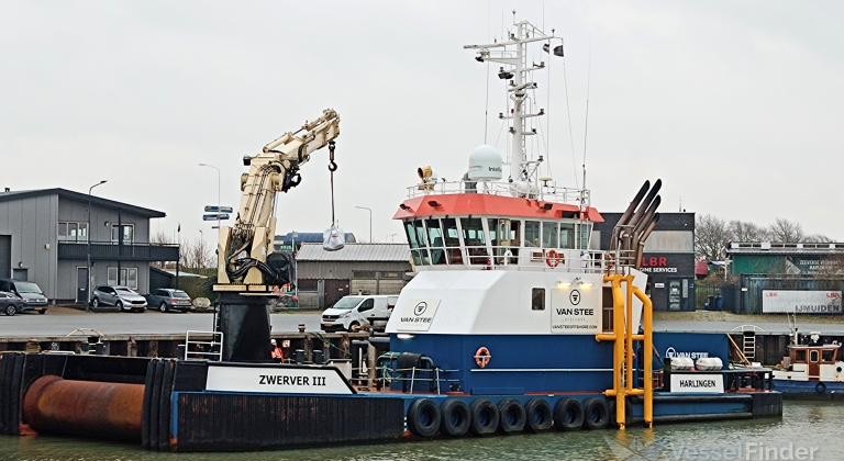 Atraca en el Puerto de los Mármoles el remolcador con los 49 polizones procedentes de Senegal y serán atendidos en Lanzarote por razones humanitarias