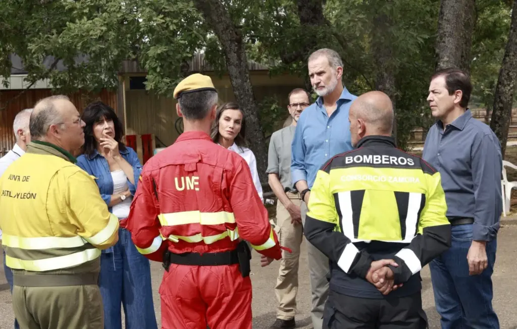 Los Reyes agradecen el trabajo a representantes de los medios de extinción de incendios que se encuentran en ese momento en el Puesto de Mando Avanzado situado en la Casa del Parque Natural del Lago de Sanabria (Galende, Zamora). Imagen Casa Real