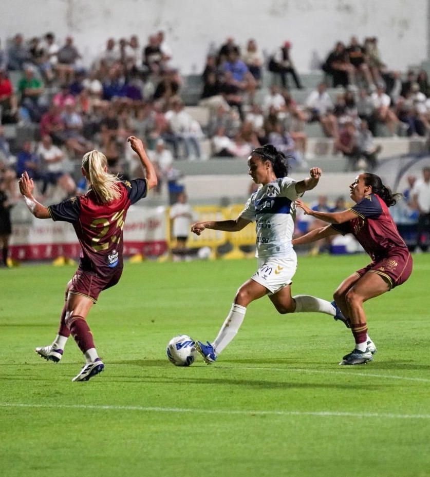 Lance del partido entre el Costa Adeje Tenerife y el Deportivo Abanca