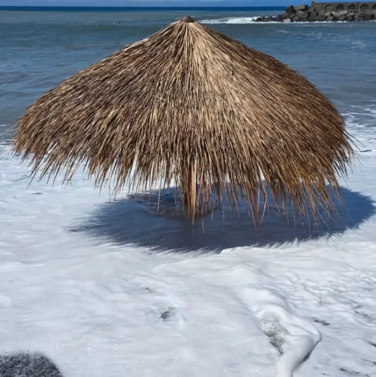 El temporal arrasa la playa del Puerto de Tazacorte